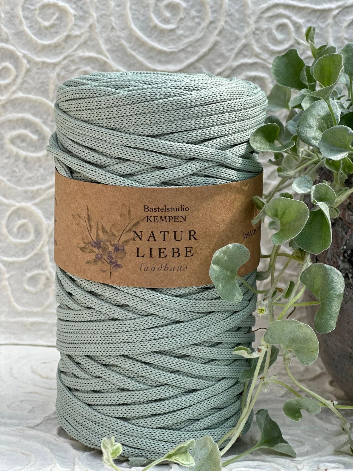 Salbeigrünes Garn mit NaturLiebe-Landhaus-Label